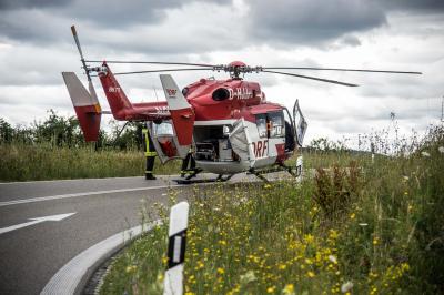 Leutenbach: Mercedes schanzt auf B14 Erdwall hinauf - Fahrer mit Rettungshubschrauber in Klinik